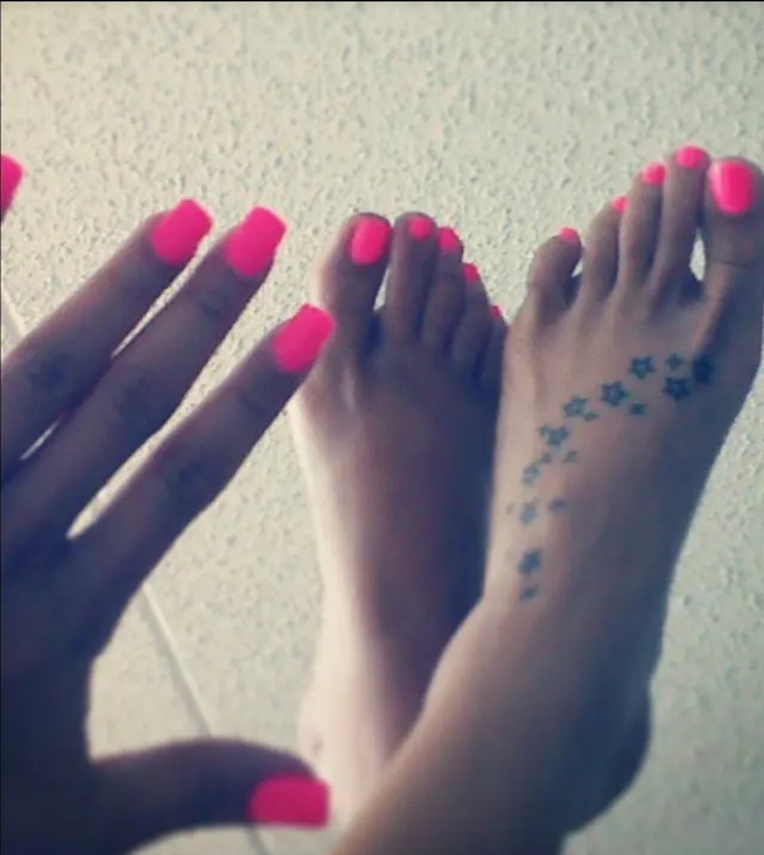 ShawnnaOH2VA's tweet photo. #freshset #mood #neon #feet #toes #footfestish #footfettish #foottease #footboy #rubthem #touchthem #footdangle #cutefeet #footmodels https://t.co/PxpnO3q2dN