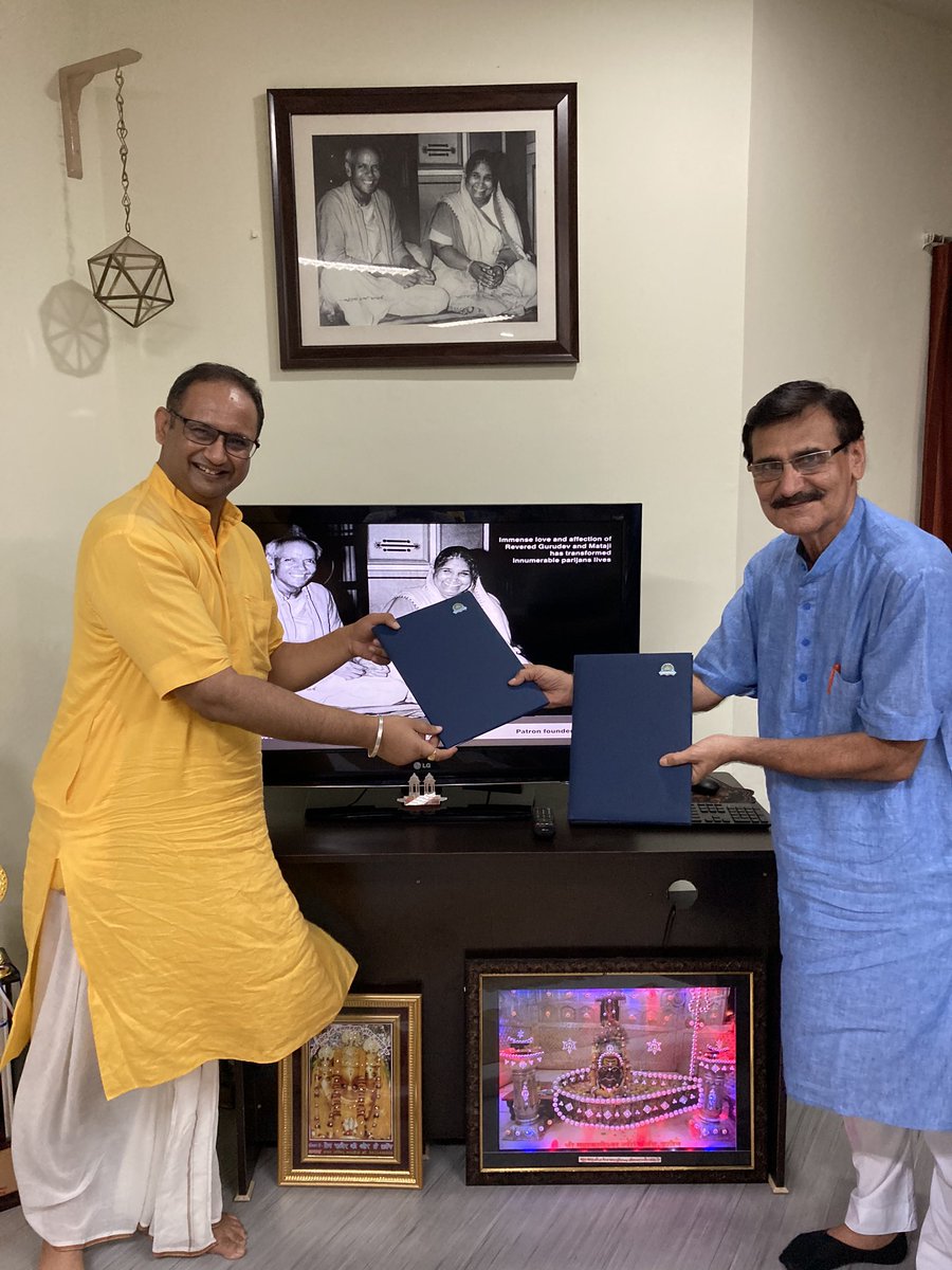DrChinmayP's tweet photo. Today Hon. @HDCharan4 (VC), @BTUBikaner called upon Dr. Chinmay Pandya Ji &amp; also signed a MoU in the field of social, spiritual &amp; economic development of both the campuses. Pujya Gurudev’s vision of Shiksha &amp; Vidya was also explained by Dr. Pandya for @BTUBikaner students. https://t.co/Lhr9QUzYDy