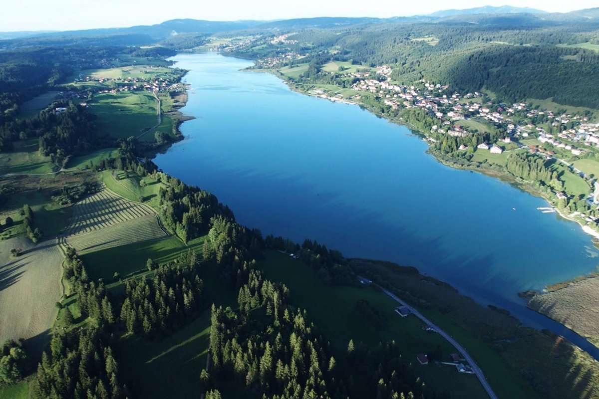 lestrepublicain's tweet image. Connu essentiellement pour ses montagnes, le Haut-Doubs recèle pourtant de nombreux autres joyaux. En tête, le lac de Saint-Point : à découvrir dans notre long-format ⛰
➡ estrepublicain.fr/magazine-touri… #tourisme #longform #longformat #HautDoubs #beautiful #lake