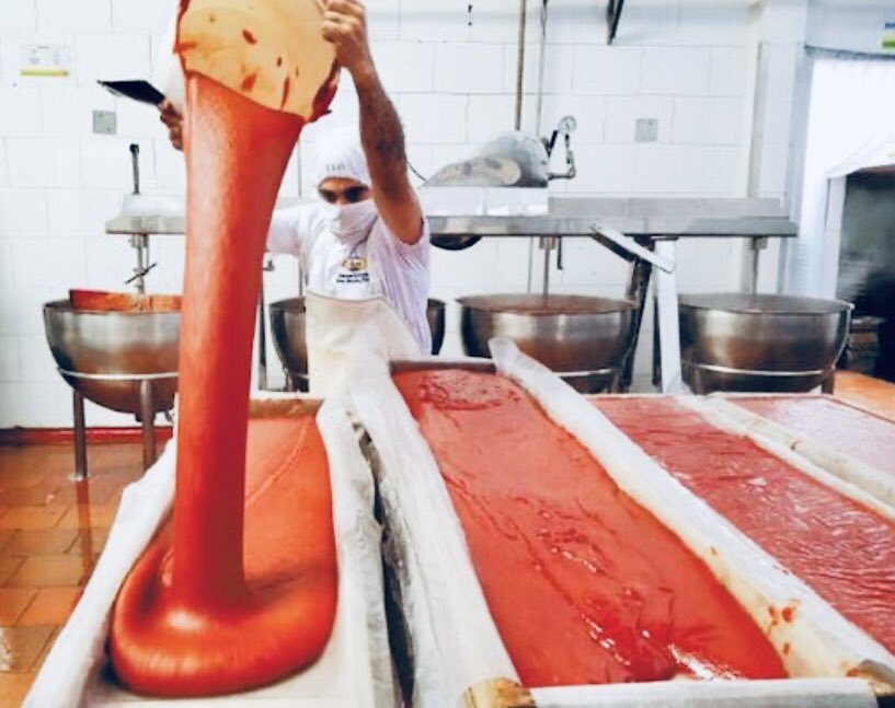 andosc1's tweet photo. El Bocadillo Veleño se produce desde 1610. En 1870 se desarrolla su producción artesanal, así como diferentes postres de guayaba. A partir de 1950 comienza su industrialización; y en 2017 obtiene la declaratoria protegida de la Denominación de Origen que lo certifica como único. https://t.co/snvuLj8QeN