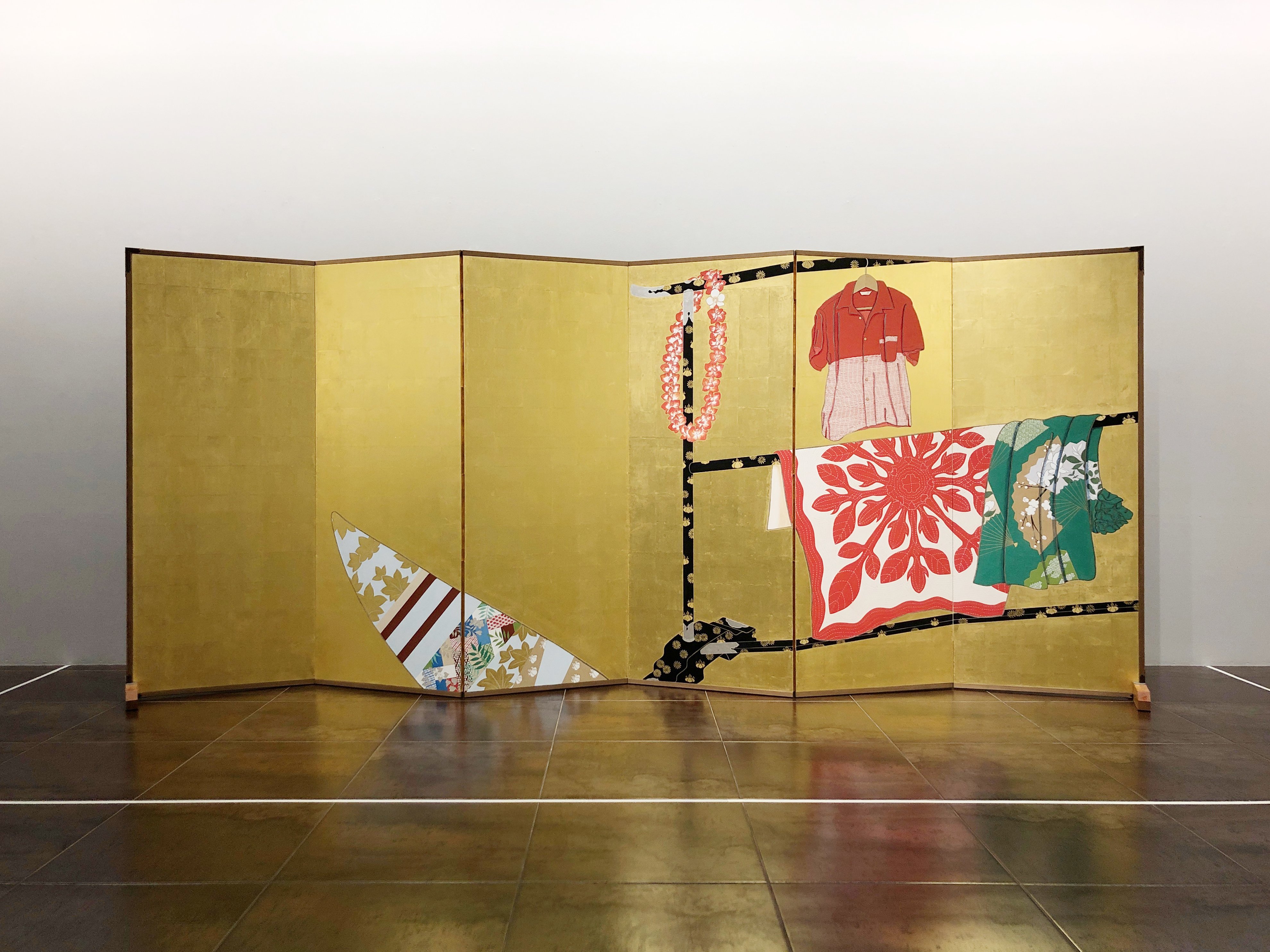 はむぞう 令和琳派 山本太郎ニッポン画展 を新宿髙島屋美術画廊で見た 伝統的な日本絵画を現代の視点で再構成したニッポン画 を標榜する気鋭の画家 待望の個展 写真は 誰ヶ袖屏風模ホノルル本 風力発電今山水図 会場風景 2枚 逸品揃い 7