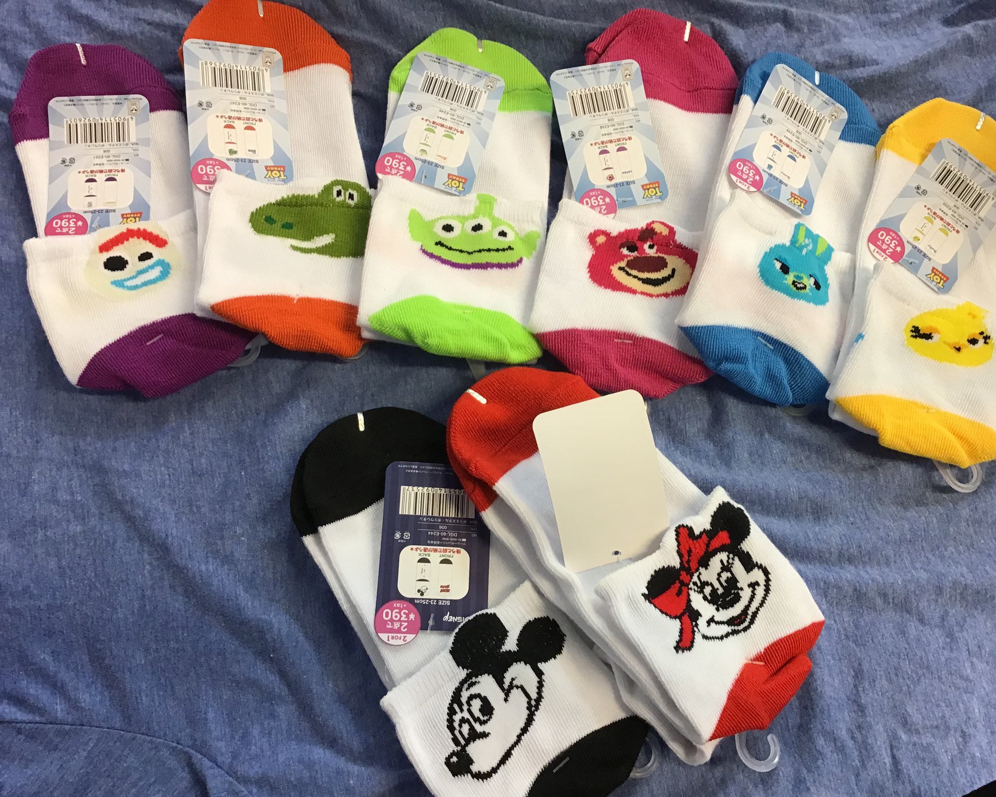 サンキューマート原宿表参道店 商品紹介 ディズニー靴下のご紹介です トイストーリーのキャラクター達やミッキーとミニーの 可愛いデザインの靴下となっております 左右でデザインが違います 是非店頭にてチェックしてくださいね