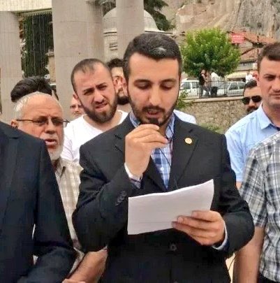 Şehit eşine, gazi hanımefendiye ve görüşünü beğenmediği gazeteciye bu küfrü eden Ebubekir Savaşan Saadet Partisi Tokat Merkez ilçe başkanı. Her gün ahlak satıp maneviyatı da  CHP’ye peşkeş çeken ahlaksız bir nefret çetesi bunlar. Sadece nefret ediyorlar. Artık yürüyen ölü gibiler