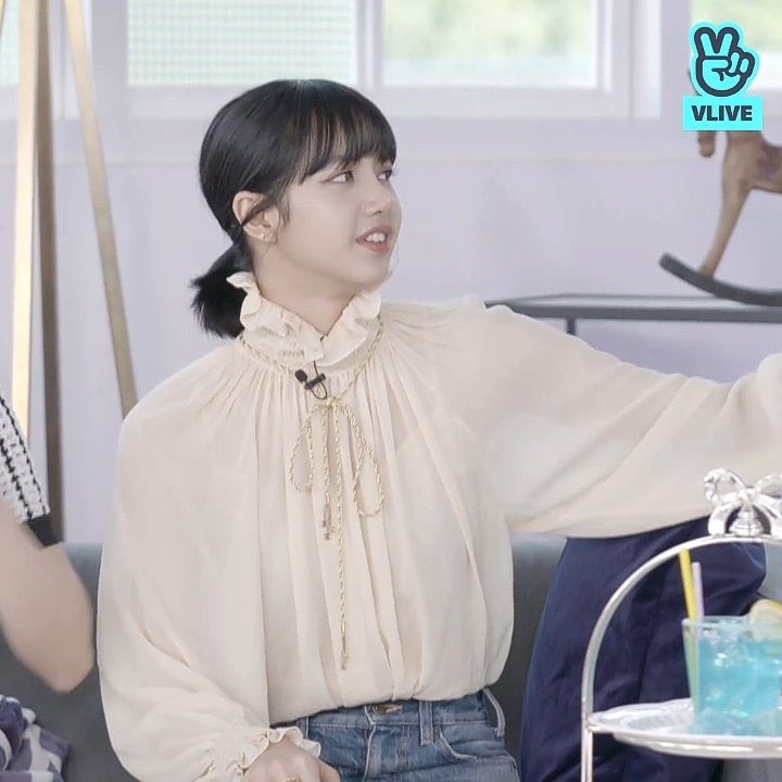 lili_fanboy's tweet photo. นักเขียนโกมุนยอง นางเอกตัวจี๊ดจากซีรี่ย์ It’s Ok To Not Be Ok ใส่เสื้อ SMOCKED FOLK BLOUSE IN SILK GEORGETTE จาก Celine เหมือนลิซ่า
#LISA #BLACKPINK #리사 #ลิซ่า #블랙핑크 @BLACKPINK https://t.co/ELlojHG4h9