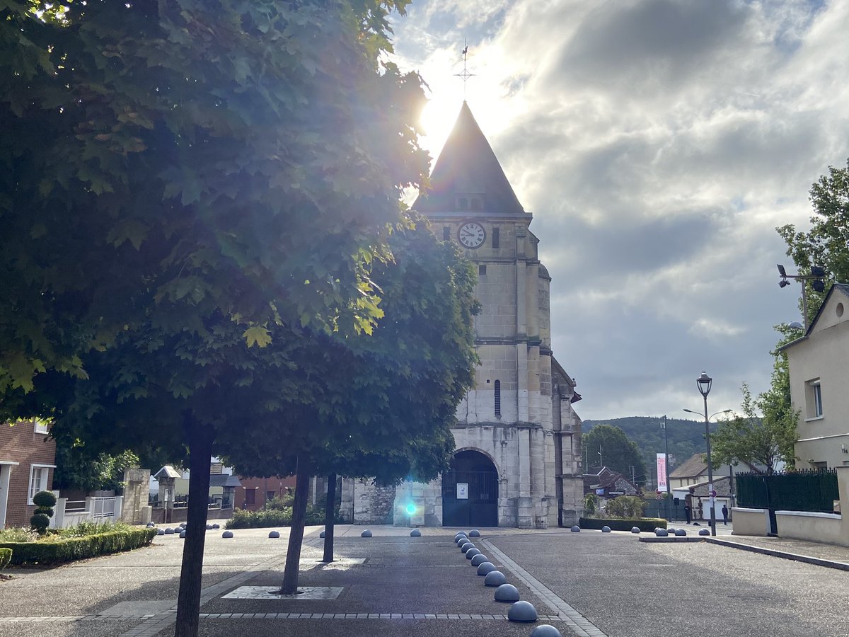 Un important dispositif policier est déjà sur place, autour de l’église où sera célébrée la messe hommage au  #PèreHamel dès 10 heures.