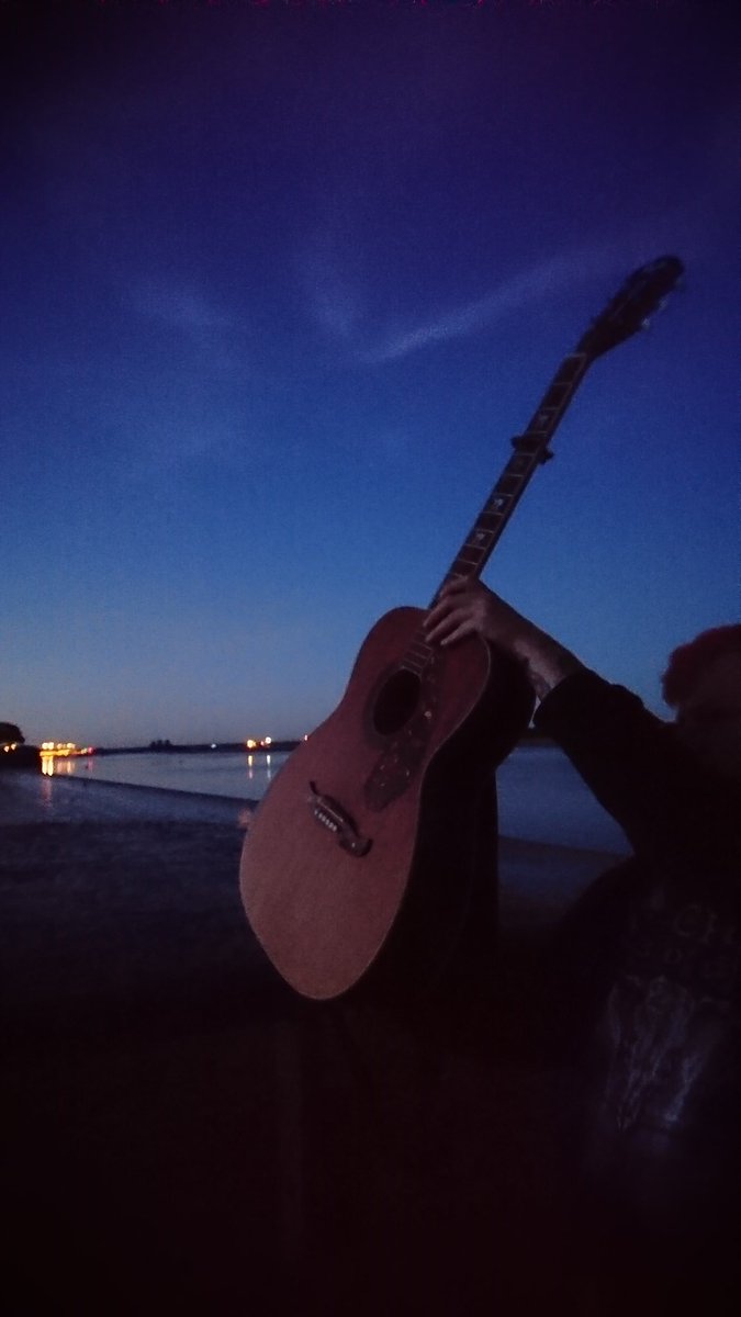 Lottalady1's tweet photo. Abends mit Freunden, ein paar Bieren &amp; Musik am Wasser sitzen und übers Leben lachen. Das sind diese wahnsinnig perfekten, kleinen Momente. https://t.co/cV6ibMqBVJ
