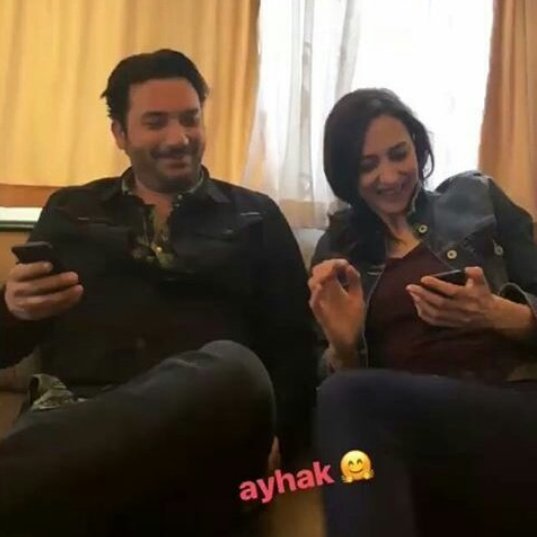ayhakaskicandir's tweet photo. İllâ ki şu ikiliyi yeniden bir arada görebilmemiz için ikinci kez yine göndeme mi oturalım yani ne inat varmış sizde be ayhak ve özoz da bile sizin kadar inatçı değil ya @erlerfilm_ #özlemçınaryoksabizdeyokuz https://t.co/IAkSl3K6H7