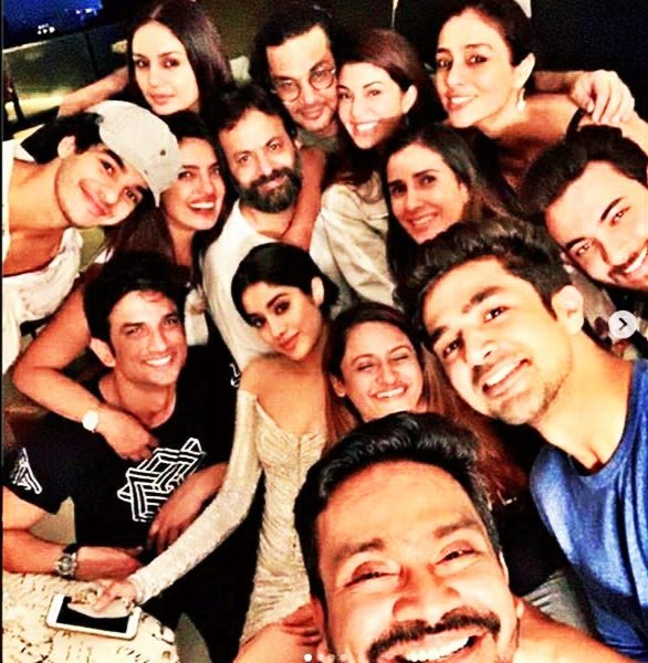 AROOPJENA's tweet photo. #fekugang with our @itsSSR 💓
I thought that only #Human_🧠 can be controlled but not the emotions of the 💓but I rectified myself #Nepostars
#DestroyAllLobbies
#JusticeForSushantSinghRajput
#CBICantBeDeniedForSSR
@RepublicBhart https://t.co/TWfF7EaGFY