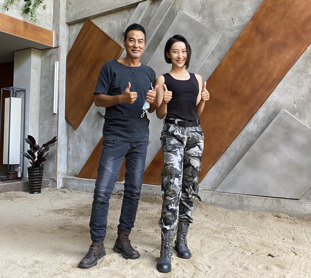 ji_lily's tweet photo. My 1st film after the COVID-19 is finally wrapped today! What a year! 2020!Feeling grateful, thank you all!
疫情后的第一个新电影杀青啦！魔幻2020！感恩战友们的照顾！ https://t.co/lUbjdLaWEO