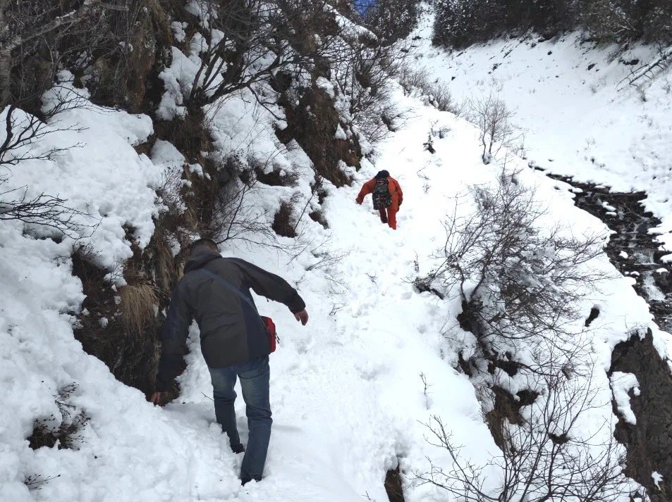 shen_shiwei's tweet photo. Engineers on the survey, exploration and design of the Chinese section of #China #Nepal railway. 🚃 🇨🇳🇳🇵
Low oxygen on the high altitude, and snow mountains. https://t.co/7iq3vpFsa9