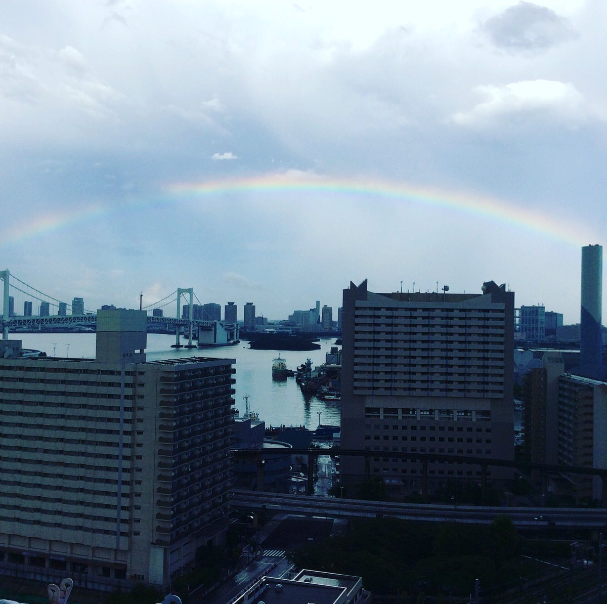 偶然レインボーブリッジの上に虹が😊
#レインボーブリッジ  #虹