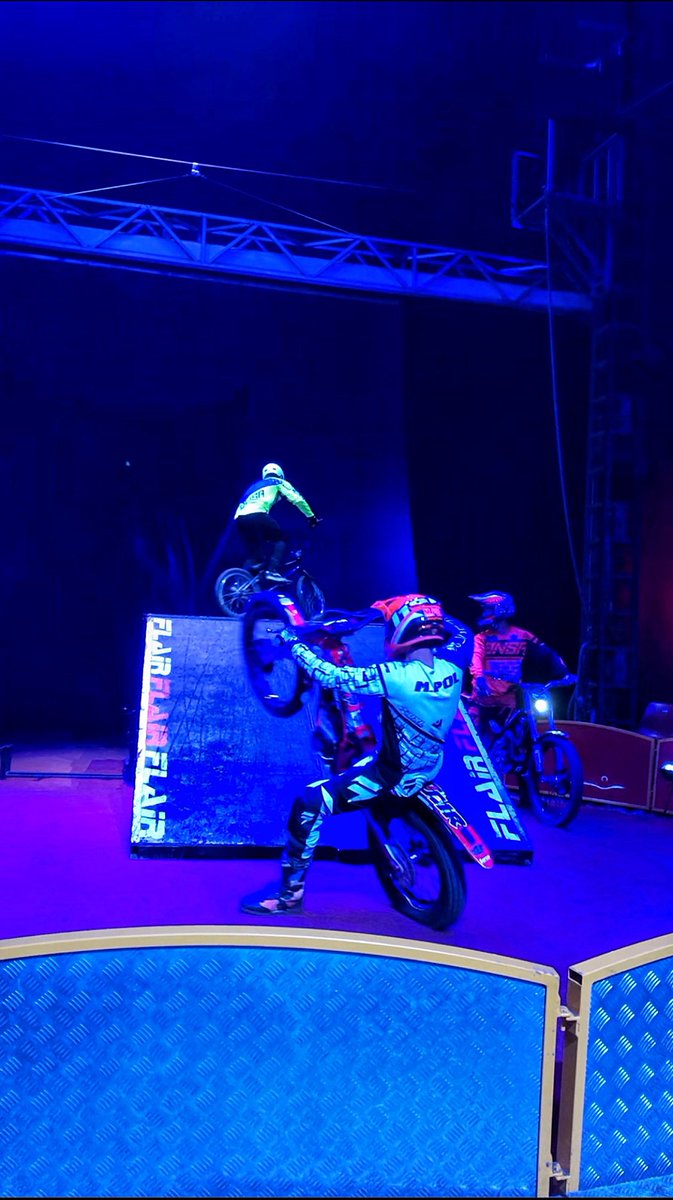 m_pol1's tweet photo. #circus #family #mariospol #flairrider #austalia #moscow https://t.co/YPaLFSq7pw