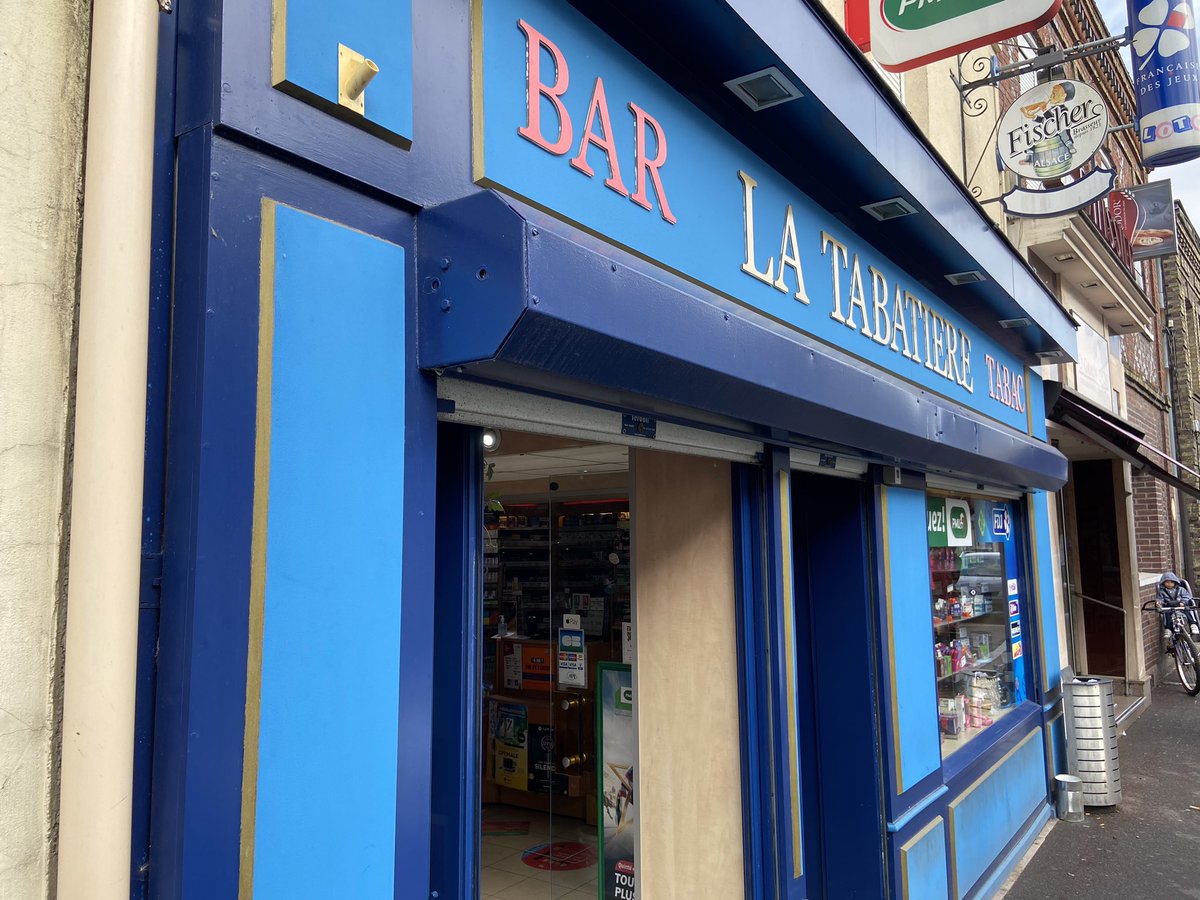 À 50m de l’église, il y a le bar PMU  #LaTabatière, où les habitués discutent d’il y a quatre ans.« Ce matin, je n’ai exceptionnellement pas été au marché à Sotteville, pour venir voir ‘les huiles’ », explique l’un d’entre eux.