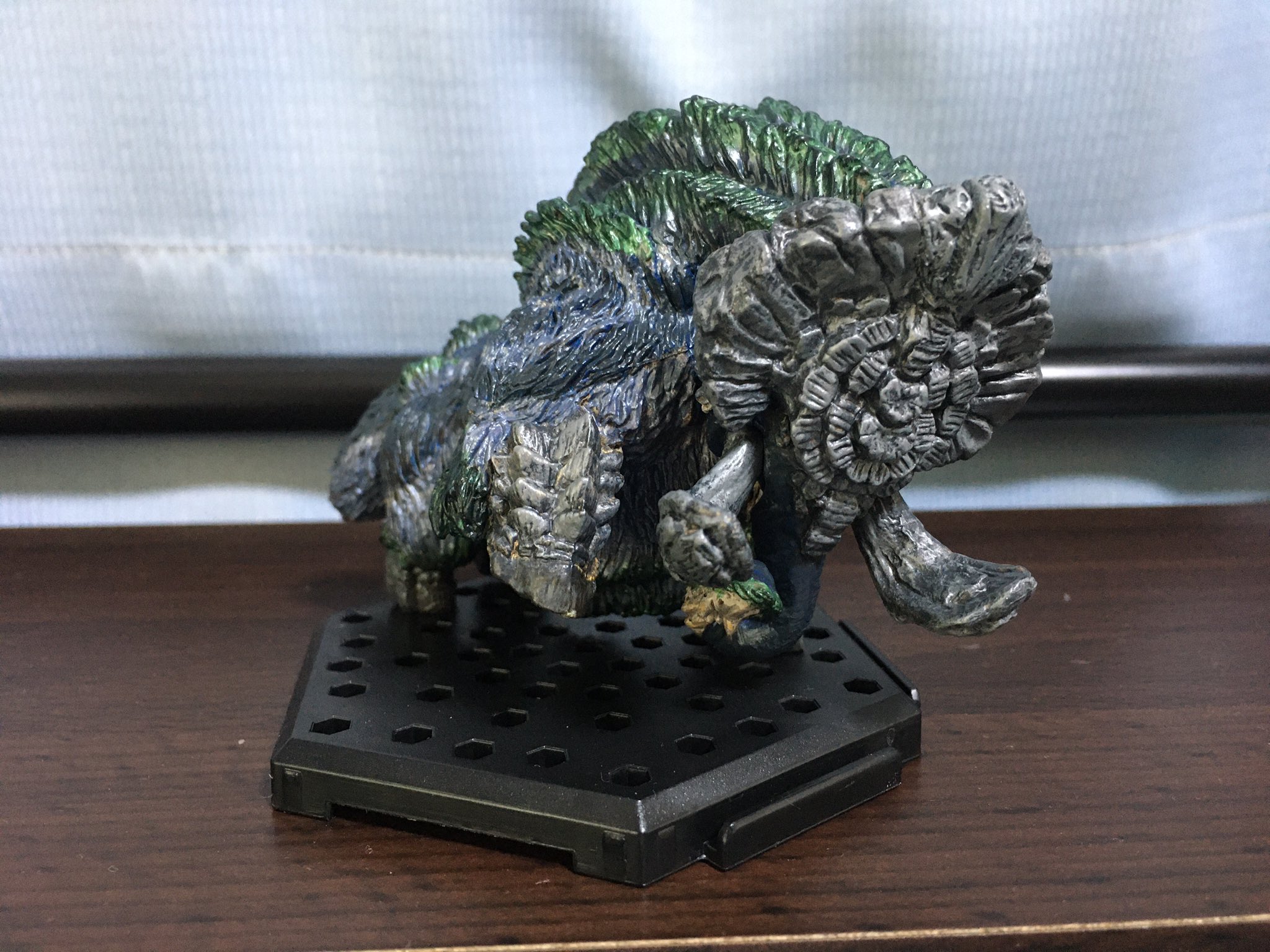 菊座衛門 きくざえもん 鋼鉄の巨影 スタンダードモデルplus 4収録のガムート をリペイントしてオリジナルカラーのモンスター ガムート亜種 を制作しました モンスターハンター 改造フィギュア モンハンフィギュア オリジナル塗装 ガムート