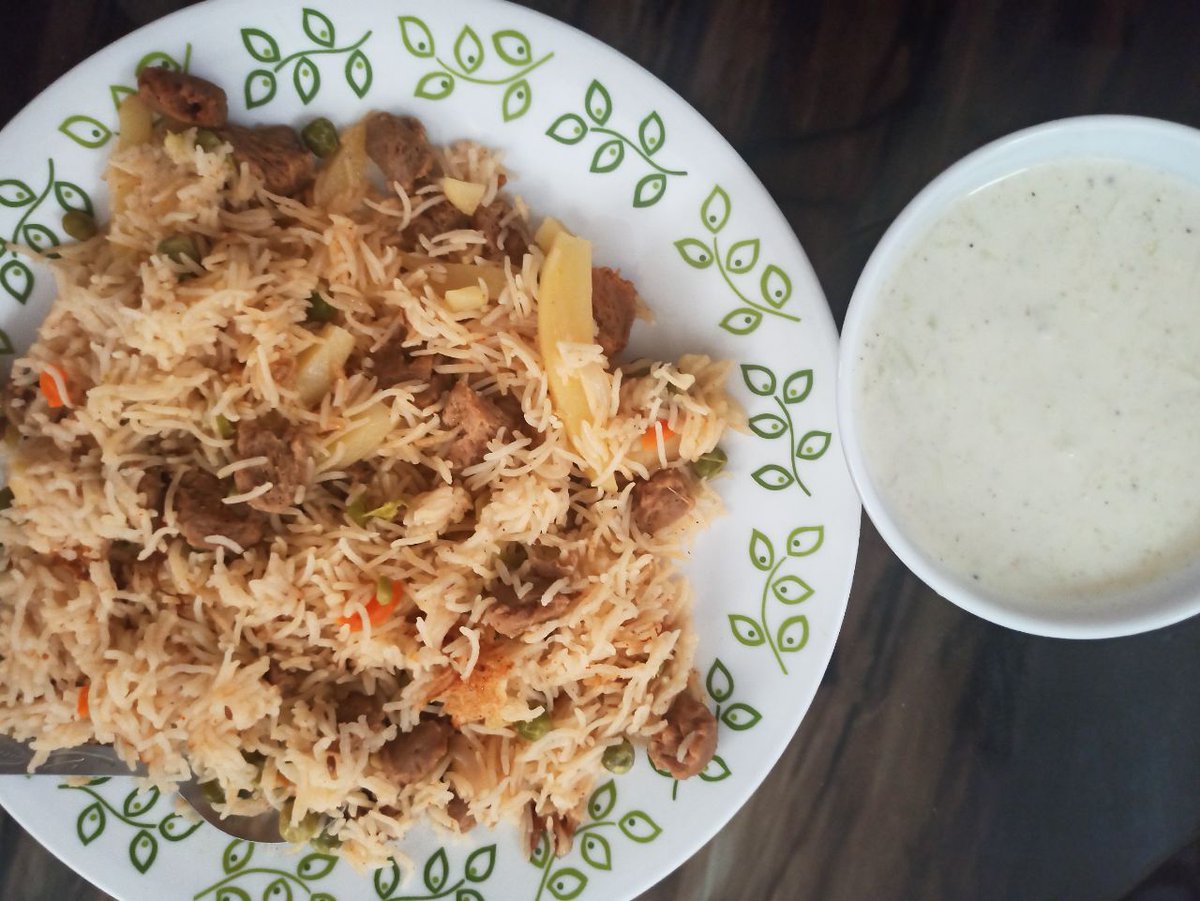 Pinky83996650's tweet photo. 🎶Who wants to share my brunch?🎶
Veggie soya chunk pulao and dahi!! Yummmmy😋 https://t.co/OI1rhLsHoR
