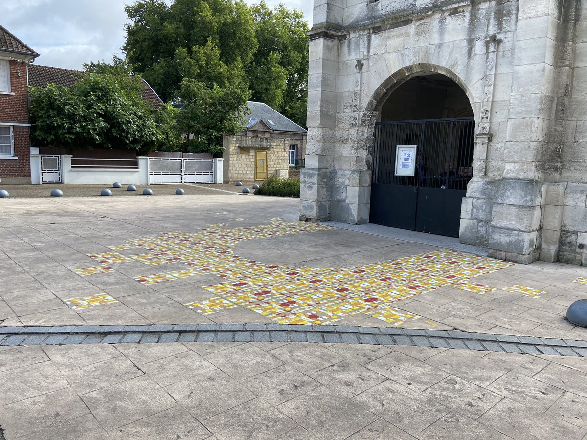 Au pied de l’entrée de l’église de  #SaintEtienneDeRouvray, une fresque, très récemment dessinée je crois par  @jOne_inkOj