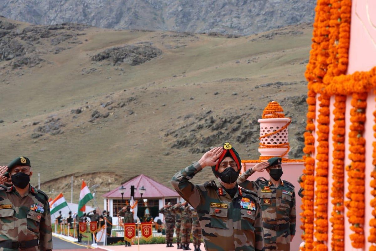 JammuKashmirNow's tweet photo. Ladakh: Lieutenant General Harinder Singh, General Officer Commanding Fire & Fury Corps laid a wreath at the Kargil War Memorial in Dras on the 21st anniversary of India's victory in the Kargil War
#21YearsOfKargilWar https://t.co/qiZlPSofiC