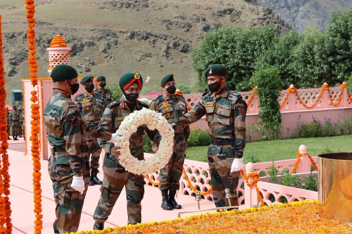 JammuKashmirNow's tweet photo. Ladakh: Lieutenant General Harinder Singh, General Officer Commanding Fire & Fury Corps laid a wreath at the Kargil War Memorial in Dras on the 21st anniversary of India's victory in the Kargil War
#21YearsOfKargilWar https://t.co/qiZlPSofiC