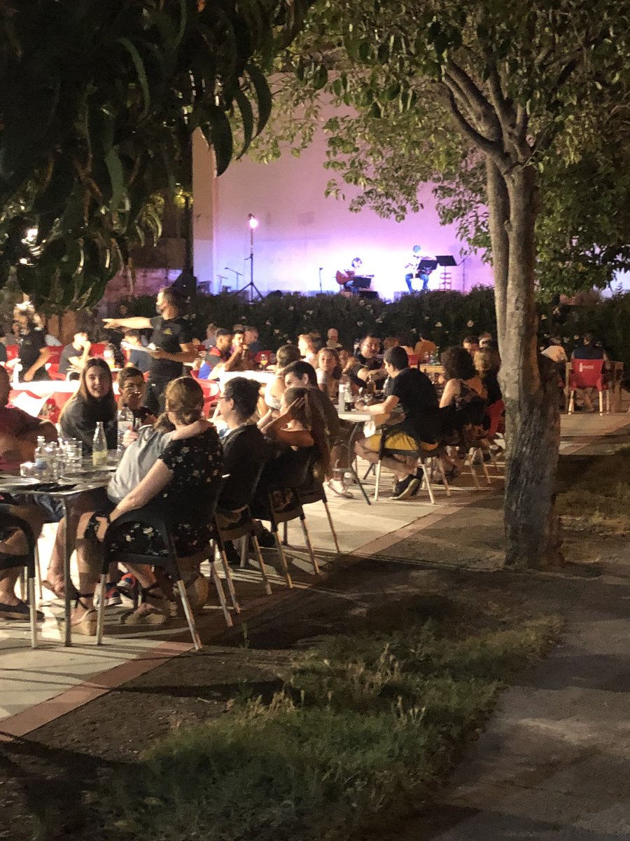 ILPICAROLO's tweet photo. L’estiu de tornada al poble, on tots som d’alguna manera familia.
Nit d’havaneres🎶 #elspescadorsdelrepla #santsadurni https://t.co/YHtSjwxb6F