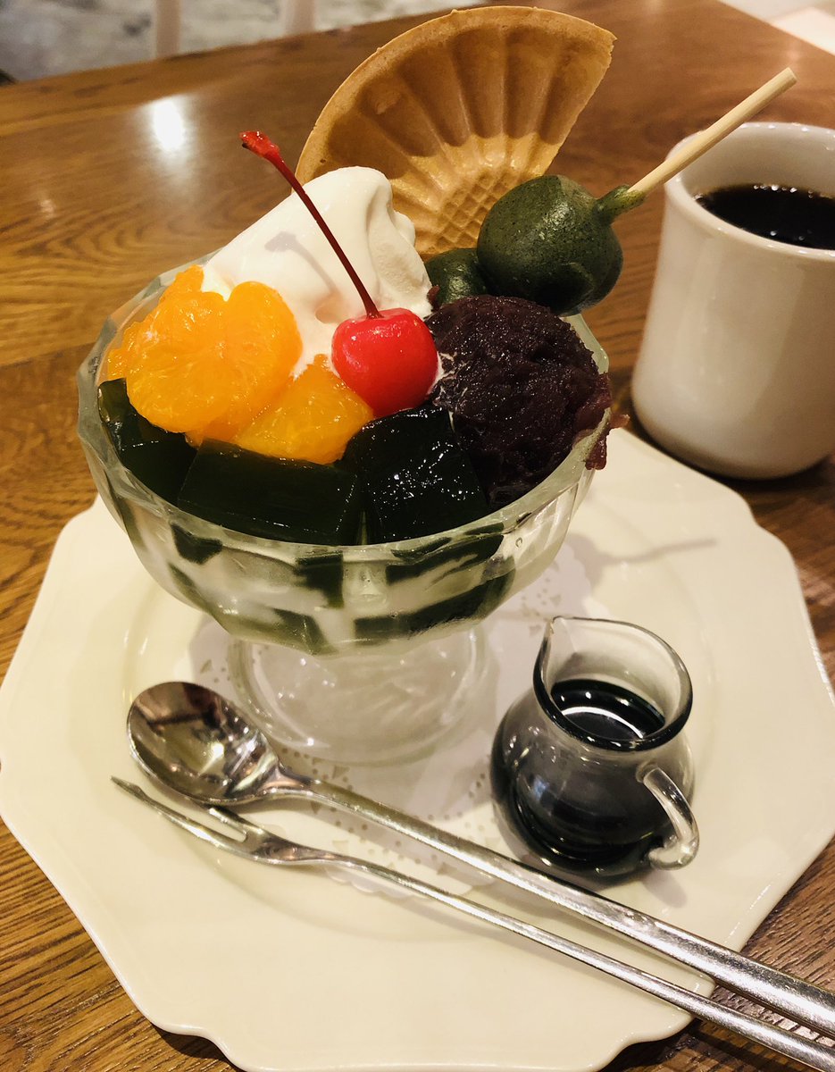 adalog's tweet photo. 「和を楽しむ大人のクリームあんみつ」
バナナ、みかん、草団子、抹茶わらび、あんこのハーモニー、美味しゅうございました(^^)
 #フタバフルーツパーラー新宿 https://t.co/VfW9nGCxRj