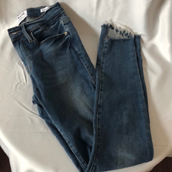 PlaidPosh's tweet photo. So good I had to share! Check out all the items I'm loving on @Poshmarkapp from @Fashion4u2love #poshmark #fashion #style #shopmycloset #framedenim #bananarepublic #marcjacobs: https://t.co/JHOPJUuYNN https://t.co/75EBu636RU