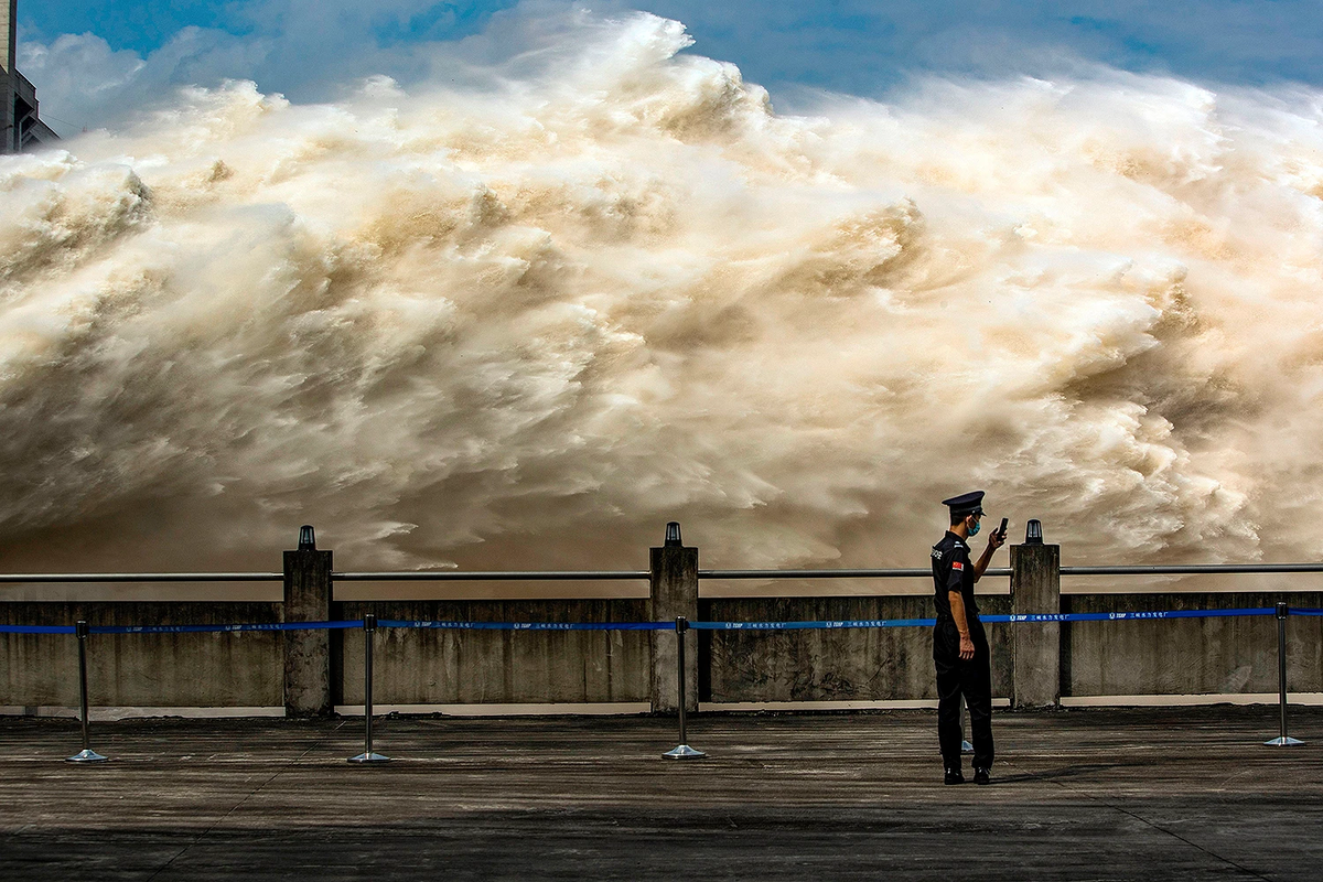 Indian_Rivers's tweet photo. A security guard looks at his phone while water is released from the Three Gorges Dam, a gigantic hydropower project on the Yangtze River, to relieve flood pressure in Yichang, China, on July 19. STR/AFP VIA GETTY IMAGES

https://t.co/wKHo8d6dwj https://t.co/kDjbTUxzDt