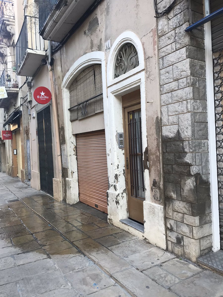 eli8pons's tweet photo. @VilafrancaAj bon dia, des d’ahir a la nit que aquesta casa en obres perd aigua des del terrat , veïns que han estat trucant, jo he trucat a la policia local fa una hora, i encara esperem resposta .  
Plaça Jaume I n14 https://t.co/Fj3MkEXuGB