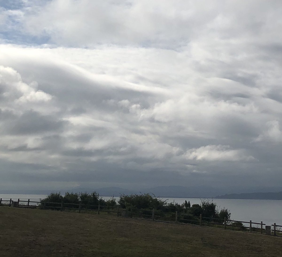 allumar1's tweet photo. Pues amaneció con nubes y sigue sin abrir el día, cosa que a muchos aquí nos gusta. No pinta nada mal este domingo #ElNorteDelNorte https://t.co/nlsaYaWXVF