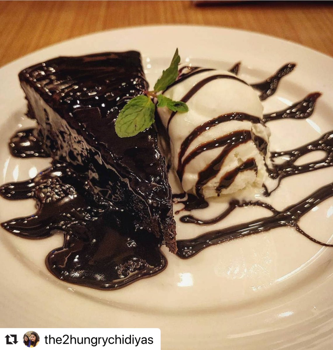 PizzaHutIN's tweet photo. Sweet tooth anyone? 🤤 Visit your nearest Hut today to enjoy our delicious Ebony ‘n’ Ivory with our fully #ContactlessDineIn experience. ❌🖐🏻 #TrustInEveryBite #SundayMood #Chocolate #WalkInNow https://t.co/1fxlBLRsGE
