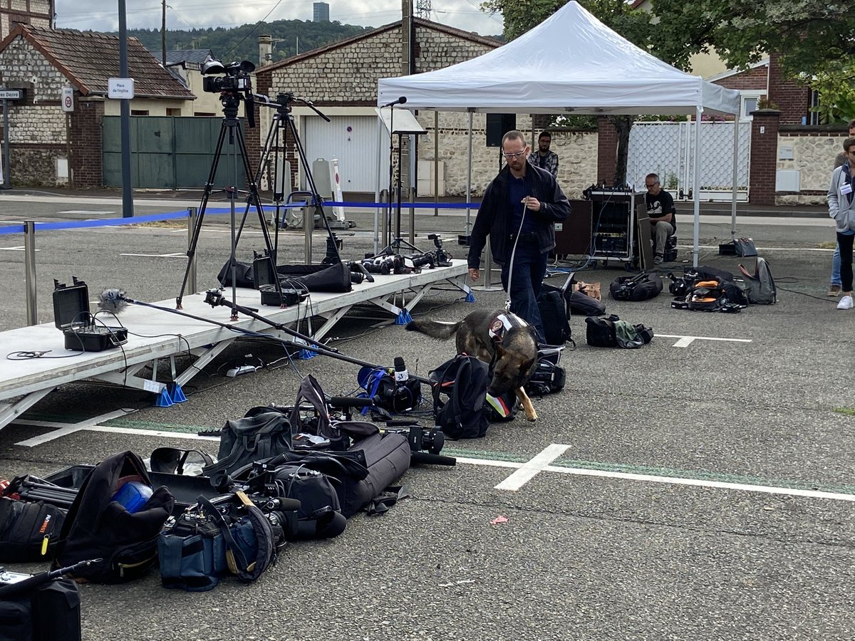 De nombreux médias nationaux sont présents, pour cet hommage quatre ans après l’assassinat du  #PèreHamel à  #SaintEtienneduRouvray. Le chien de la douane inspecte toutes les sacoches et tout le matériel, vérifie qu’il n’y a pas d’explosifs.