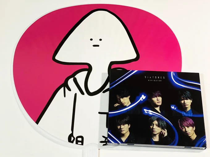 <20夏アパ>
大豆(ビッグうちわ)です
CDと比較してこんな大きさです
ジャニーズみたいなうちわをグッズで出したい→ダイーズ→大豆になりました
裏面で堂々と嘘をついてるので、何も知らない人が見たら「ダイスケリチャードって人はドームツアーやったんだ」って思われるはずです 