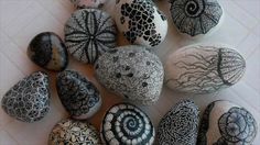 Mueblesypalets's tweet photo. DIY Sharpie Zen Stones #pallet #palets https://t.co/l8YJkqFZsQ