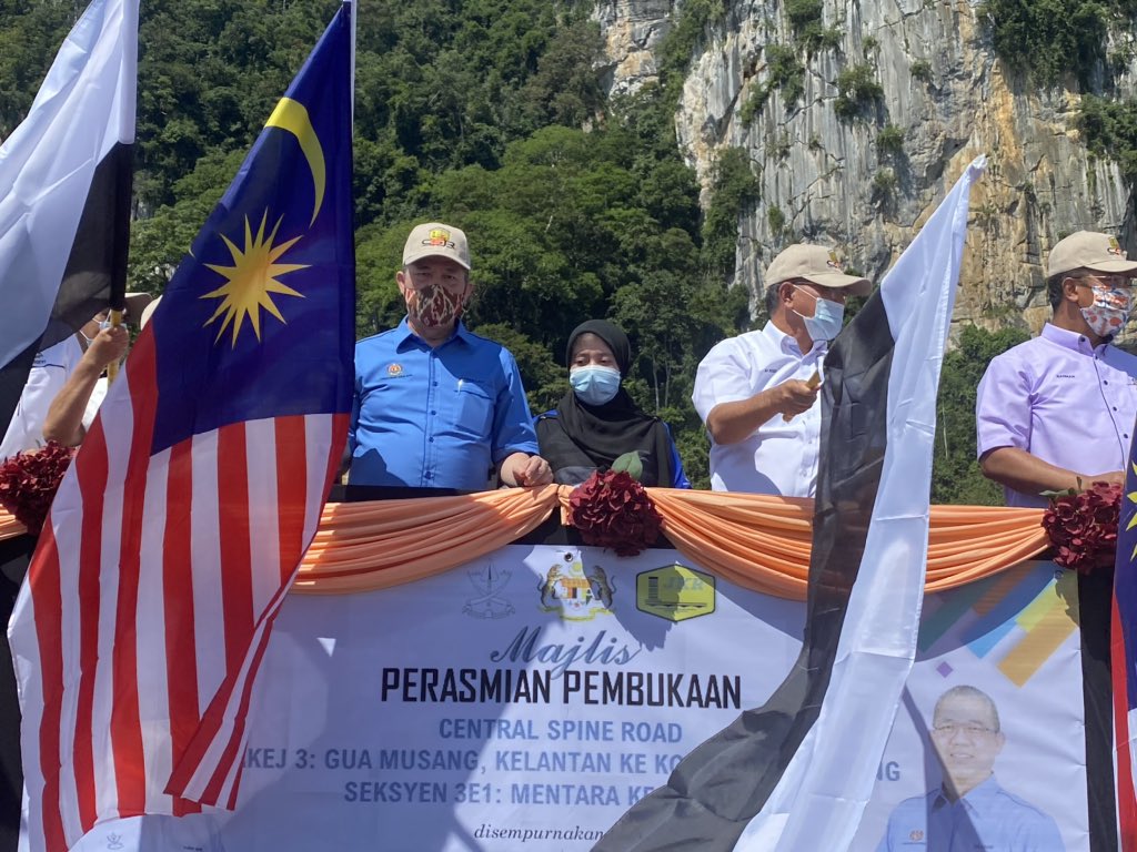 Petang ini bersama YAB MB Pahang menyempurnakan Majlis Pembukaan Laluan Projek Central Spine Road, Pakej 3: Gua Musang, Kelantan ke Kg. Relong, Pahang Seksyen 3E1: Mentara ke Merapoh 
@MOWorks <a href="/JKRMalaysia/">JKR Malaysia</a> <a href="/MuhyiddinYassin/">Muhyiddin Yassin</a>