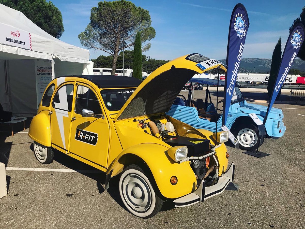 2CV_MEHARI_CLUB's tweet photo. Dernier jour pour venir découvrir notre #mehari 100% électrique EDEN équipée d’une malle pique-nique et d’un intérieur en osier ainsi que notre #2cv Retrofit 😁

RDV sur le Circuit Paul Ricard pour les 10 000 tours du Castellet 😉

#kitdeconversion #electrickit #conversionkit https://t.co/OpRsSvFeov
