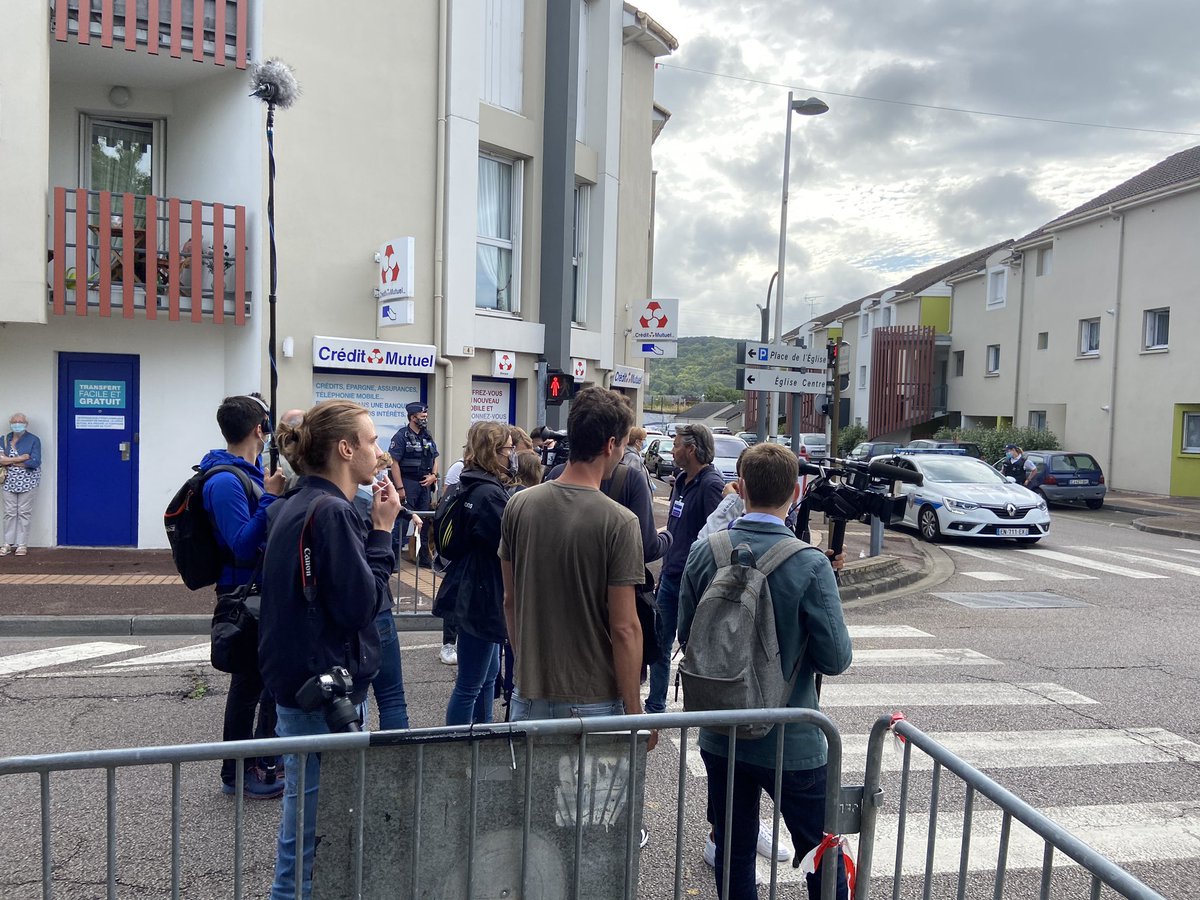 Avant de venir à l’église,  @GDarmanin rencontre actuellement la famille du  #PèreHamel. La presse attend toujours