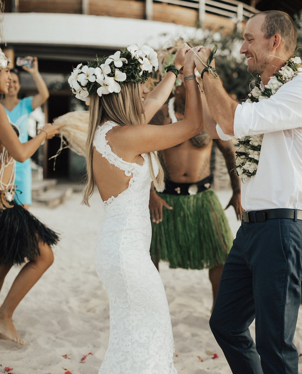 Graceloveslace's tweet photo. #GLLBride Alexandra on her elopement in Tahiti wearing our ALEXANDRA Gown. 
⁠⠀⁠⠀⁠⠀⁠⠀
Read it all on the real weddings blog now- https://t.co/VL4zK8Tvg6
⁠⠀⁠⠀⁠⠀
Photos by: @forloveandlight
⁠⠀⁠⠀⁠⠀
#GraceLovesLace https://t.co/9ubzvV5XQA