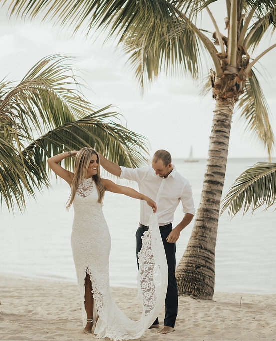 Graceloveslace's tweet photo. #GLLBride Alexandra on her elopement in Tahiti wearing our ALEXANDRA Gown. 
⁠⠀⁠⠀⁠⠀⁠⠀
Read it all on the real weddings blog now- https://t.co/VL4zK8Tvg6
⁠⠀⁠⠀⁠⠀
Photos by: @forloveandlight
⁠⠀⁠⠀⁠⠀
#GraceLovesLace https://t.co/9ubzvV5XQA