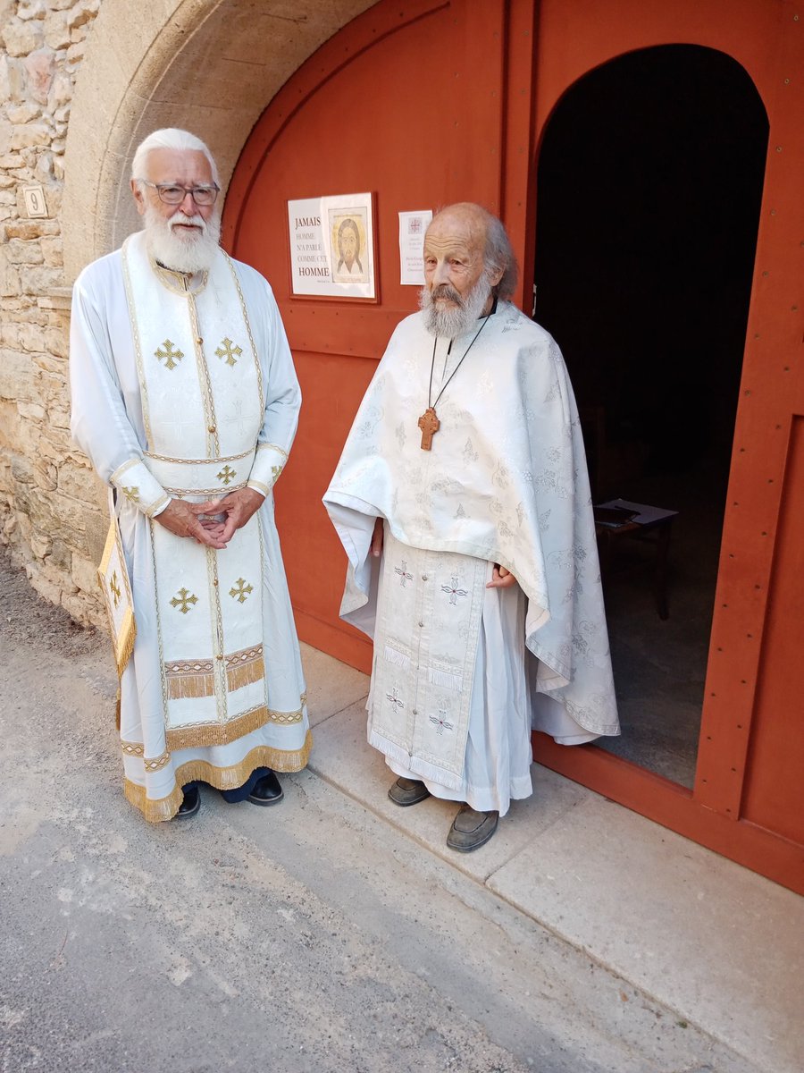 FiodorovicK's tweet photo. Le staretz Corentin (94 ans) et le P. Georges se préparent à célébrer la Divine Liturgie https://t.co/u4Z0BNTSFV