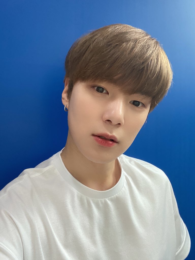 [#MONSTA_X]
200726 #몬스타엑스 #민혁
#SBS #인기가요MC 완료 🐶

Simple is best! 민혁 is perfect!
청량한 민혁과 함께 떠나는 여름여행 💓

#MONSTAX #MINHYUK
#인기가요MC_민혁
#몬스타엑스민혁_인기가요MC