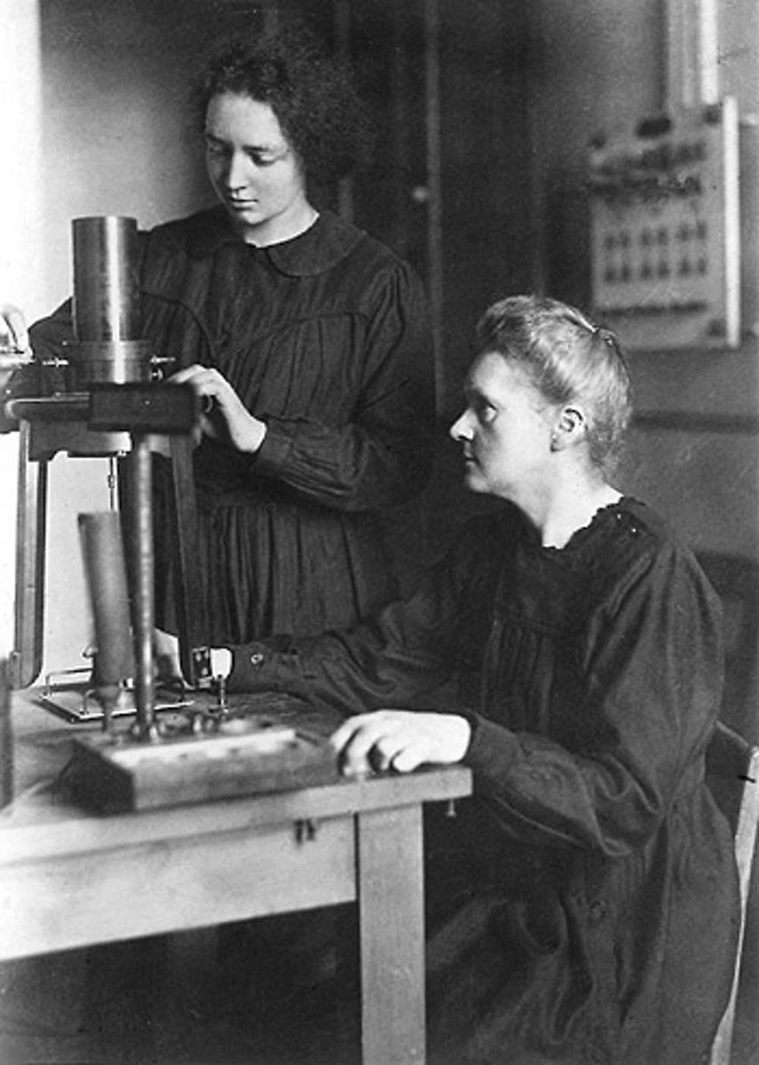 Today's  #CBG_Thread How a woman physicist changed the way fractures were diagnosed and treated in medical world, saving lives of hundreds of soldiers in WW1.And no she didn't invent X-Rays. But she did win 2 Nobel prizes.Marie Curie and her x-traordinary tryst with X-Rays.