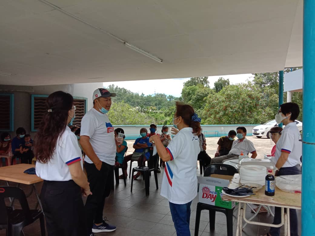 UPenampang's tweet photo. Biro Bencana Alam &amp; Kebajikan UPKO Penampang menyampaikan bantuan mangsa banjir di Kampung Serapung, Penampang.

Encik Carl Moosom,Pemangku TKB, Puan Chaw Pie See selaku Pengerusi Biro dan AJK Biro telah turut serta dalam program ini. 

Semoga usaha diberkati. 

#Prograsif https://t.co/GvWXHddYFz