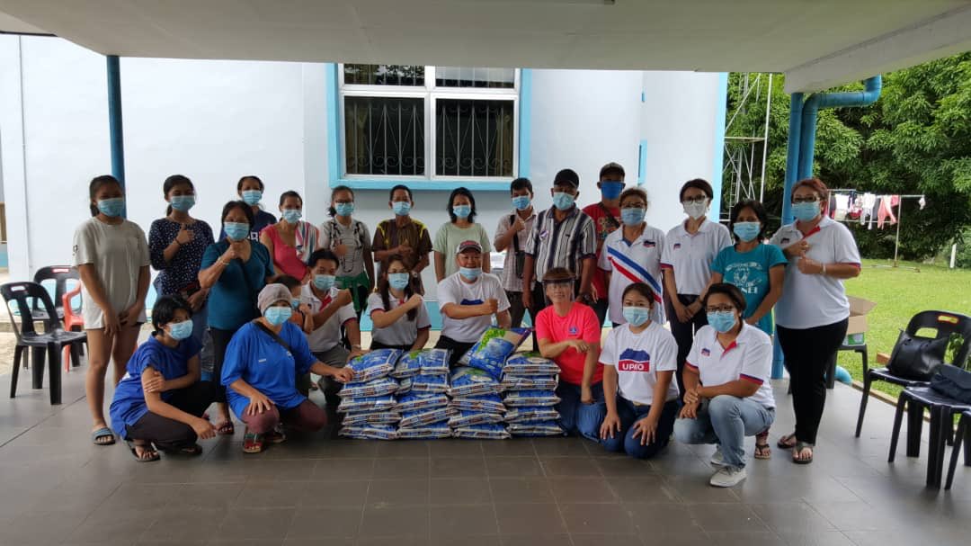UPenampang's tweet photo. Biro Bencana Alam &amp; Kebajikan UPKO Penampang menyampaikan bantuan mangsa banjir di Kampung Serapung, Penampang.

Encik Carl Moosom,Pemangku TKB, Puan Chaw Pie See selaku Pengerusi Biro dan AJK Biro telah turut serta dalam program ini. 

Semoga usaha diberkati. 

#Prograsif https://t.co/GvWXHddYFz