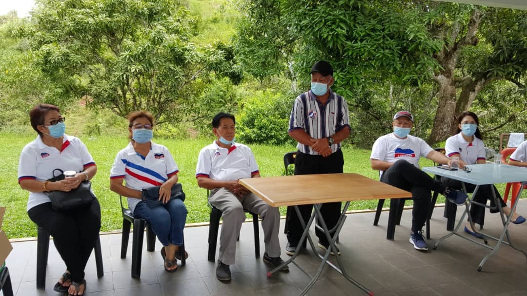 UPenampang's tweet photo. Biro Bencana Alam &amp; Kebajikan UPKO Penampang menyampaikan bantuan mangsa banjir di Kampung Serapung, Penampang.

Encik Carl Moosom,Pemangku TKB, Puan Chaw Pie See selaku Pengerusi Biro dan AJK Biro telah turut serta dalam program ini. 

Semoga usaha diberkati. 

#Prograsif https://t.co/GvWXHddYFz