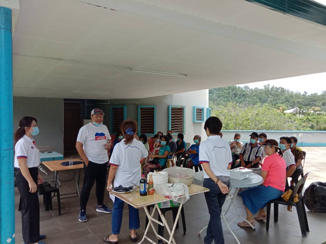 UPenampang's tweet photo. Biro Bencana Alam &amp; Kebajikan UPKO Penampang menyampaikan bantuan mangsa banjir di Kampung Serapung, Penampang.

Encik Carl Moosom,Pemangku TKB, Puan Chaw Pie See selaku Pengerusi Biro dan AJK Biro telah turut serta dalam program ini. 

Semoga usaha diberkati. 

#Prograsif https://t.co/GvWXHddYFz