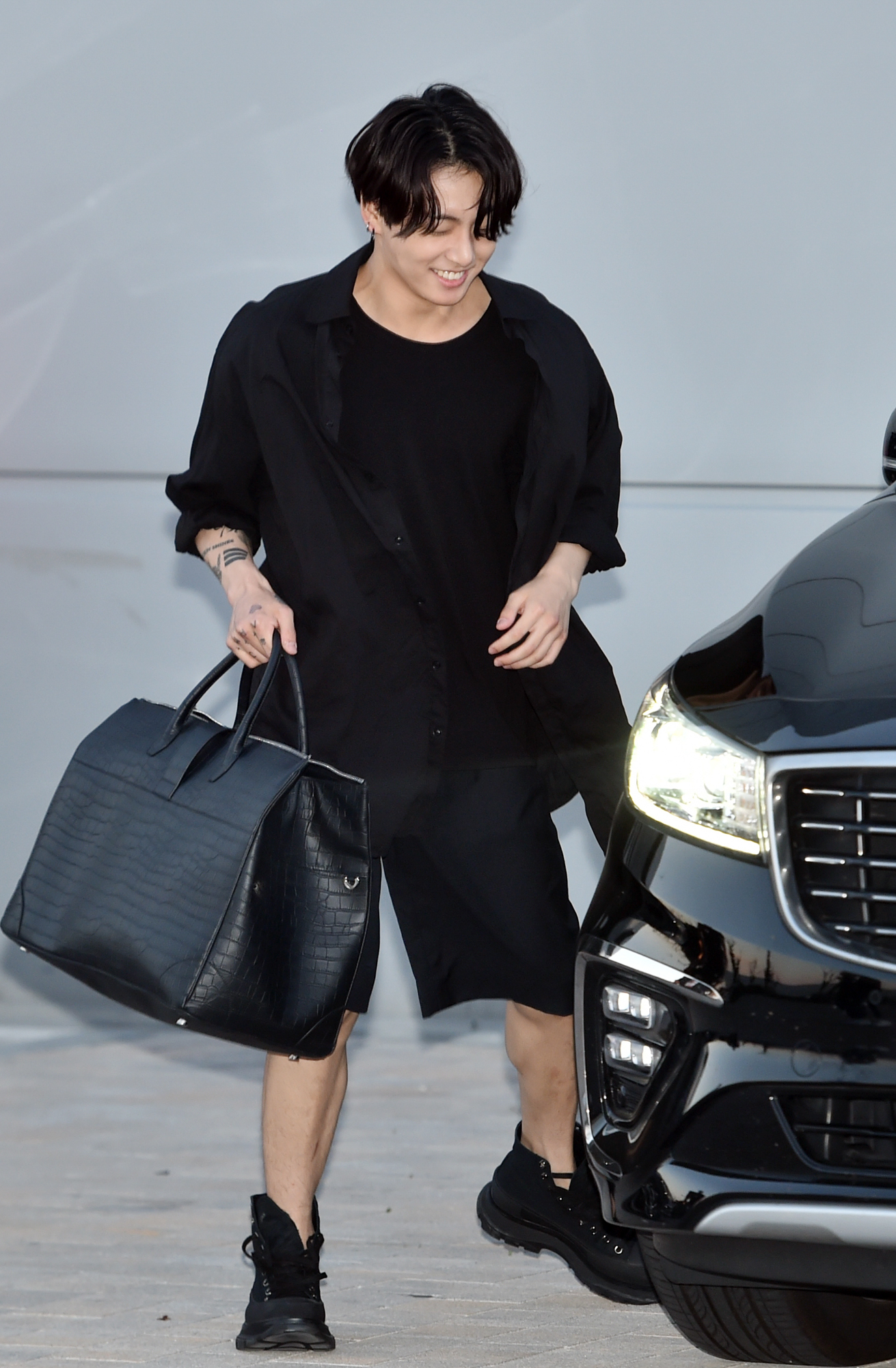 アレキサンダーマックイーン スニーカー BTS ジン愛用