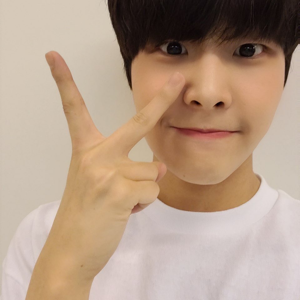 sunghyenman's tweet photo. L O V E 💟 사랑해요

#홍성현 #성현 #kpop #hongsunghyen #sunghyen #sunghyun #shooterx #슈터엑스 #pluswin #klovers #pdx101 #프로듀스X101 #잘생긴 #ulzzang #사랑해요 #존잘남 #korean #newbies #rookies #하트뿅 https://t.co/Y2WvMwx6Lt