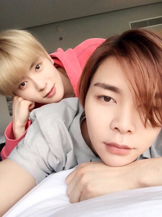 เราว่าจอห์นนี่ค่อนข้างเหมาะกับสีชมพูค่ะ