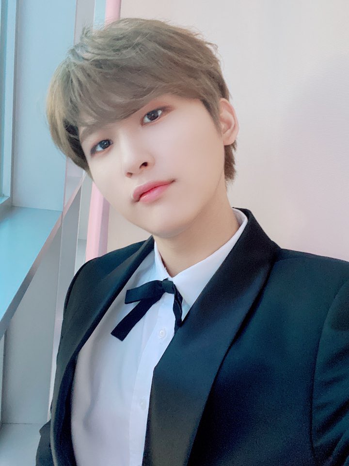 CRAVITY_twt's tweet photo. 꿈 속에서 만나요 러비티 !

#드림콘서트 #수트 #처음 #어색 #우빈 https://t.co/t4p5GDLT3X