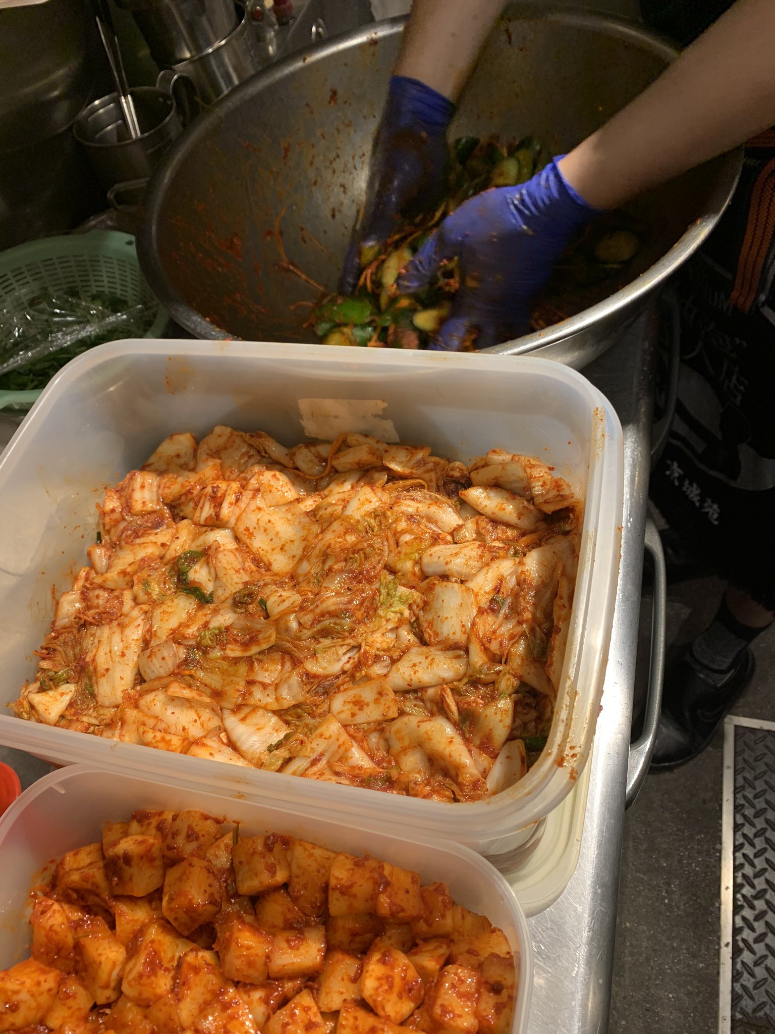 焼肉 京城苑 自家製キムチ3種 製作中 京城苑 キムチ 韓国料理 横浜旅行 横浜焼肉 焼肉 ホルモン モツ 横浜めぐり 横浜カップル 横浜ランチ 横浜グルメ 関内焼肉 みなとみらい焼肉 みなとみらいデート ニクスタグラム ありがとう 肉