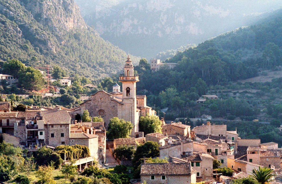 Valentinhotels's tweet photo. Si pasas por #Mallorca para visitarnos https://t.co/GfX9xcafvm, Valldemossa es imperdible. 👌🏻 #GoBackToValentin #ValentinCares https://t.co/b9udG8609d
